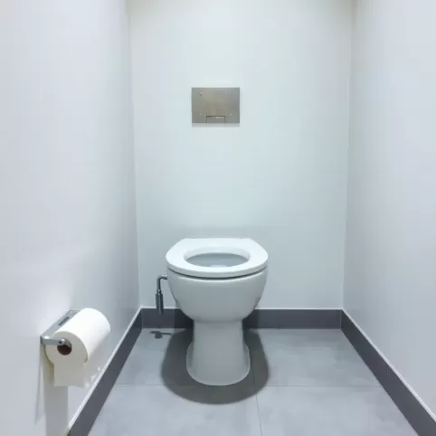 Sprzątanie toalety w pracy